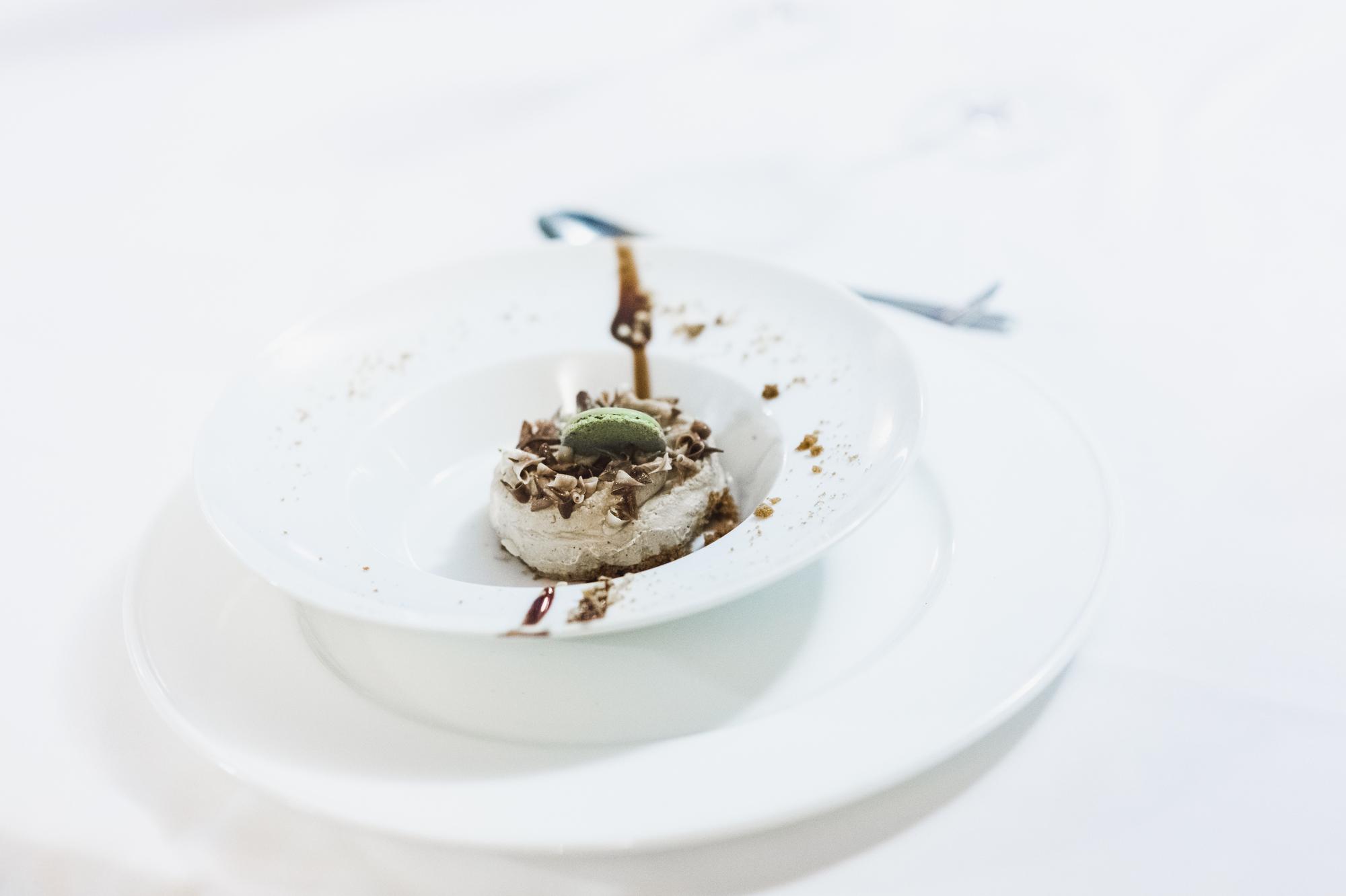 farfurie cu preparat gourmet servit elegant